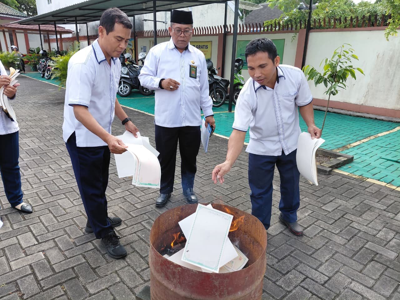 Pemusnahan AC usang 1